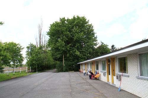 Motel Champlain Brossard Exterior foto